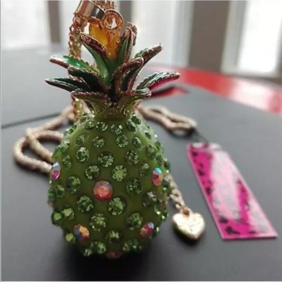 NWT Pineapple 🍍‎ Crystal Rhinestone Necklace Charm Pendant Fashion Jewelry - Picture 3 of 16